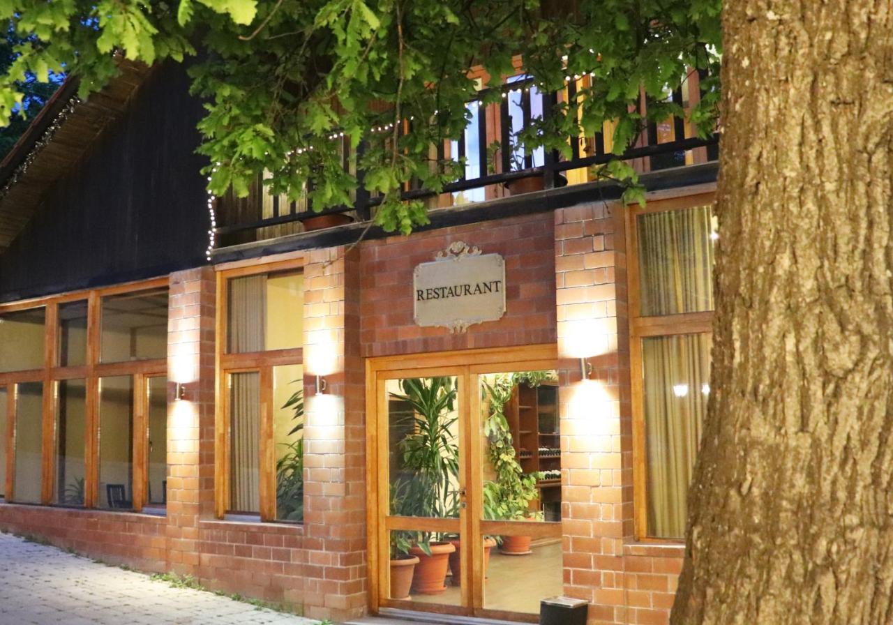 Splendor And Restaurant Villa *